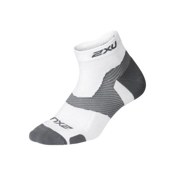 Skarpety 1-4 2XU Vectr Light Cush. Białe skarpetki damskie 2XU, bez wzorów, z lycry. Za 131.50 zł.