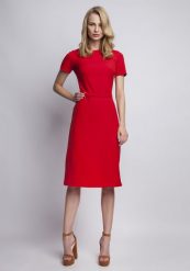 Szykowna Czerwona Sukienka z Krótkim Rękawem i Ozdobnym Paskiem. Czerwone sukienki damskie Lanti, l, bez wzorów, z materiału, eleganckie, bez kołnierzyka, bez ramiączek, mini. Za 224.90 zł.