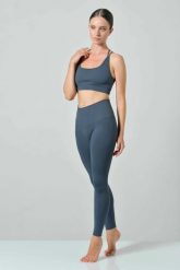 Damskie legginsy push-up z wysokim stanem Omm Yoga by Risalti Sculpt. Czarne legginsy damskie OM, bez wzorów, z elastanu. Za 239.99 zł.