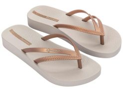 Klapki damskie japonki Ipanema Bossa Soft. Brązowe klapki damskie Ipanema, bez wzorów, z materiału, bez obcasa, bez zapięcia. Za 89.00 zł.
