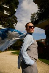 Szal w kwiaty błękitny. Niebieskie szaliki damskie MOODO, bez wzorów, z poliesteru. Za 49.99 zł.