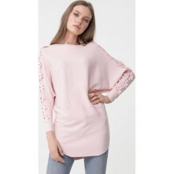 Jasnoróżowy Sweter Harlow. Swetry nierozpinane damskie Born2be, l, z aplikacjami, z koronki, bez kołnierzyka, bez ramiączek. Za 89.99 zł.