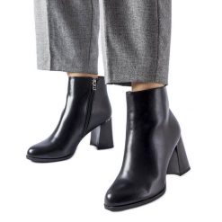 Czarne ocieplane botki z ozdobnym obcasem Clivi. Czarne botki damskie na zimę, bez wzorów, z tworzywa sztucznego, eleganckie, za kostkę, bez obcasa, na obcasie, bez zapięcia. Za 157.24 zł.