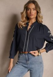 Granatowa Koszula Bawełniana z Ozdobnym Haftem i Falbanką Gonnarel. Niebieskie koszule damskie Renee, l, z aplikacjami, z bawełny, eleganckie, bez kołnierzyka, bez ramiączek. Za 79.99 zł.