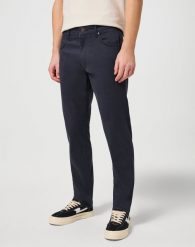 WRANGLER MĘSKIE SPODNIE JEANSOWE GREENSBORO DARK NAVY 112353072 W15Q018200. Niebieskie jeansy męskie Wrangler, z jeansu. Za 199.99 zł.