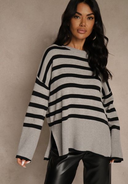 Szaro-Czarny Sweter Oversize w Paski Kalitusa. Czarne swetry nierozpinane damskie Renee, bez wzorów, z jeansu, casualowe, bez kołnierzyka, bez ramiączek. Za 64.99 zł.