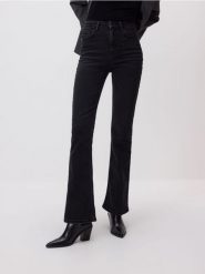 Jeansy flare bootcut - czarny. Czarne jeansy damskie Reserved, bez wzorów, z bawełny. Za 129.99 zł.