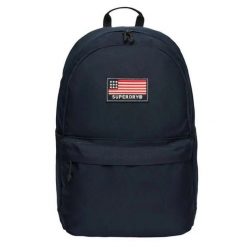 Klasyczny plecak damski z naszywkami Superdry Montana. Niebieskie plecaki damskie Superdry, z aplikacjami, eleganckie. W wyprzedaży za 217.00 zł.
