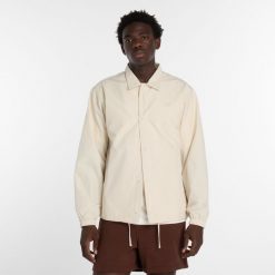 Kurtka męska New Balance MJ61U6AJLIN – beżowa. Brązowe kurtki męskie New Balance, m, bez wzorów, z materiału, klasyczne, bez kaptura. Za 469.99 zł.