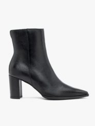 Czarne wyższe botki. Czarne botki damskie Ryłko, bez wzorów, ze skóry, eleganckie, za kostkę, bez obcasa, na słupku, bez zapięcia. Za 549.99 zł.
