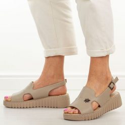 Beżowe sandały damskie Potocki 12821. Brązowe sandały damskie POTOCKI, z aplikacjami, ze skóry, bez obcasa, na platformie, bez zapięcia. Za 199.00 zł.