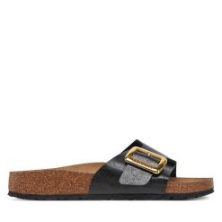 Klapki Birkenstock. Czarne klapki damskie Birkenstock, bez wzorów, bez obcasa, bez zapięcia. Za 359.99 zł.