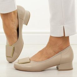 Beżowe skórzane Polskie czółenka damskie na obcasie Góral 1932. Brązowe czółenka damskie Góral, na jesień, z aplikacjami, ze skóry, biznesowe, z okrągłym noskiem, bez obcasa, na obcasie, bez zapięcia. Za 419.00 zł.