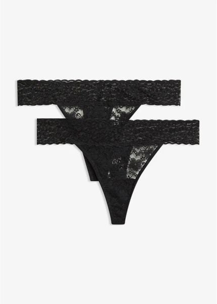 Stringi tanga z koronki (2 pary). Czarne majtki damskie bonprix, z koronki. Za 47.99 zł.