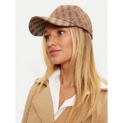 Czapka z daszkiem Guess. Brązowe czapki damskie Guess, z aplikacjami. Za 119.99 zł.