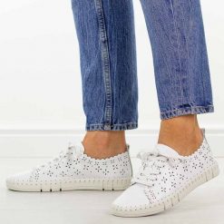 Białe ażurowe skórzane półbuty damskie Filippo Dp7631/26. Białe półbuty damskie Filippo, na lato, w ażurowe wzory, z jeansu, casualowe, z okrągłym noskiem, bez obcasa, na płaskiej podeszwie, bez zapięcia. W wyprzedaży za 197.10 zł.