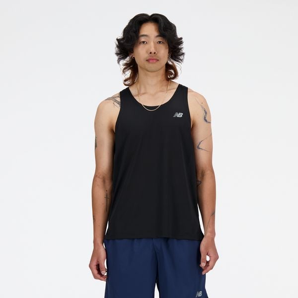 Koszulka męska New Balance MT41220BK – czarna. Czarne koszulki sportowe męskie New Balance, m, bez wzorów, z materiału, bez ramiączek, do biegania. Za 119.99 zł.