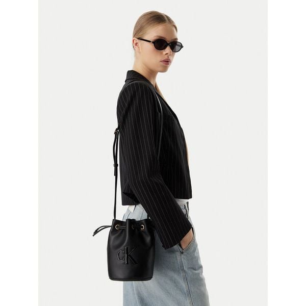 Torebka Calvin Klein. Czarne torebki do ręki damskie Calvin Klein, bez wzorów, bez dodatków. Za 368.99 zł.