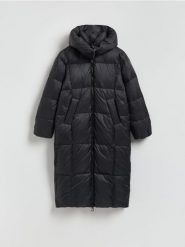 Puchowy płaszcz z kapturem - czarny. Czarne płaszcze damskie Reserved, l, bez wzorów, z puchu, bez kołnierzyka, z kapturem. Za 599.99 zł.