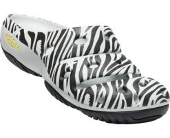 Klapki damskie Keen Yogui W Zebra Star Mix. Czarne klapki damskie 909, bez wzorów, z gumy, retro, bez obcasa, bez zapięcia. Za 288.99 zł.