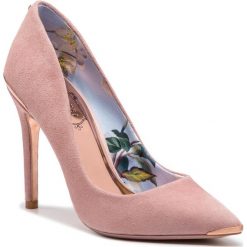 Szpilki TED BAKER - Kawaa 9-18162 Winter Rose. Czerwone szpilki damskie Ted Baker, z aplikacjami, z materiału, bez obcasa, na obcasie, bez zapięcia. W wyprzedaży za 449.00 zł.