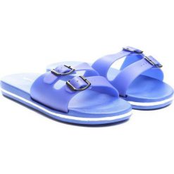 Niebieskie Klapki Phenomenal. Niebieskie klapki męskie Born2be, bez wzorów, z kauczuku, z otwartym noskiem, bez zapięcia. Za 24.99 zł.