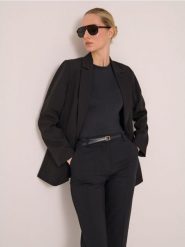 Klasyczna marynarka z ozdobnymi guzikami - czarny. Czarne marynarki i żakiety damskie Sinsay, bez wzorów, klasyczne, bez kołnierzyka, bez ramiączek. Za 59.99 zł.