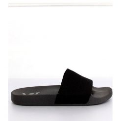 Klapki z dzianinowym paskiem czarne PT-110 Black. Czarne klapki damskie ButyModne, na lato, bez wzorów, z dzianiny, sportowe, bez obcasa, bez zapięcia. W wyprzedaży za 69.00 zł.
