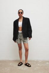 Marynarka o prostym kroju w kolorze TOTALLY BLACK - RICHMOND. Czarne marynarki i żakiety damskie Marsala, bez wzorów, z bawełny, eleganckie, bez kołnierzyka, bez ramiączek. Za 599.90 zł.