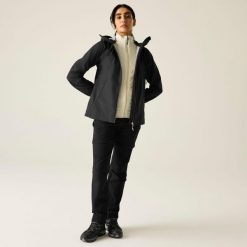 Damska wodoodporna kurtka Torrek Breathe Easy. Czarne kurtki sportowe damskie Dare 2B, bez wzorów, bez ramiączek, bez kaptura, trekkingowe. Za 499.99 zł.