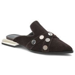 Klapki damskie S.Barski, cholewka ze skóry naturalnej z zabudowanym przodem na niskim obcasie z metaliczną wstawką ozdobione dekoracyjnymi paskami i. Brązowe klapki damskie S.BARSKI, z aplikacjami, ze skóry, eleganckie, bez obcasa, na obcasie, bez zapięcia. Za 278.90 zł.