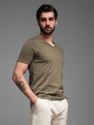 Męska klasyczna bawełniana koszulka z dekoltem w serek BASIC - ciemnooliwkowa V6. Zielone t-shirty męskie Ombre Clothing, m, bez wzorów, z bawełny, bez kołnierzyka, bez ramiączek. W wyprzedaży za 24.99 zł.