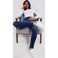 Jeansy push up z przetarciami na udach granatowe. Niebieskie jeansy damskie MOODO, bez wzorów, z bawełny, długie. W wyprzedaży za 41.99 zł.