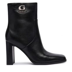 Botki Guess. Czarne botki damskie Guess, z aplikacjami, bez obcasa, na słupku, bez zapięcia. Za 764.99 zł.