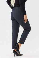Granatowe spodnie Liora - elegancja i komfort w jednym PLUS SIZE XXL OVERSIZE JESIEŃ. Niebieskie spodnie materiałowe damskie Moda Size Plus Iwanek, na jesień, bez wzorów, z poliesteru, biznesowe, plus size, krótkie. Za 199.90 zł.