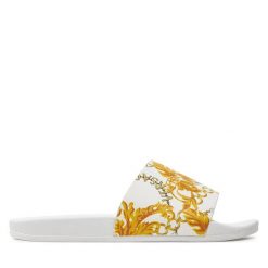Klapki Versace Jeans Couture. Białe klapki damskie Versace Jeans Couture, bez wzorów, z jeansu, bez obcasa, bez zapięcia. Za 319.99 zł.