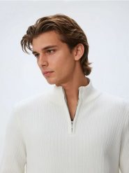 Sweter z rozpinaną stójką - biały. Białe swetry męskie Reserved, l, bez wzorów, z bawełny, bez kołnierzyka, bez ramiączek. Za 159.99 zł.