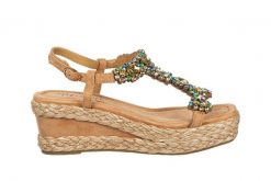 Sandały Laura Vita Marieo 11 Beige 202074, Beżowy, Skóra ekologiczna - 38. Brązowe sandały damskie Laura Vita, bez wzorów, z materiału, bez obcasa, na koturnie, bez zapięcia. W wyprzedaży za 179.10 zł.