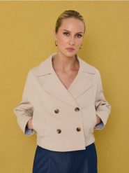 Krótki dwurzędowy trencz z ozdobnymi guzikami - kremowy. Białe płaszcze damskie Sinsay, l, bez wzorów, bez kołnierzyka, bez kaptura. Za 79.99 zł.