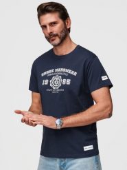 Bawełniany t-shirt męski z nadrukiem w stylu college – granatowy V3 - Rozmiar: M. Niebieskie t-shirty męskie Ombre Clothing, m, z aplikacjami, z bawełny, bez kołnierzyka, bez ramiączek. W wyprzedaży za 69.99 zł.