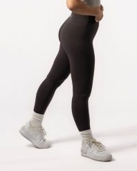 Damskie legginsy 7/8 na jogę i pilates, bez przedniego szwu – czekoladowy. Brązowe legginsy damskie AESTHETIC WOLF, bez wzorów, z dzianiny. Za 149.99 zł.