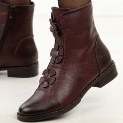 Bordowe płaskie botki damskie Jezzi Asa62-120. Czerwone botki damskie Jezzi, na jesień, bez wzorów, z jeansu, eleganckie, z okrągłym noskiem, bez obcasa, na płaskiej podeszwie, bez zapięcia. Za 269.00 zł.