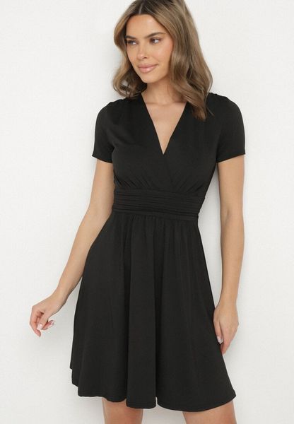 Czarna Rozkloszowana Sukienka z Wiskozą o Kopertowym Kroju z Marszczeniem Adivas. Czarne sukienki damskie Born2be, na co dzień, l, bez wzorów, z wiskozy, eleganckie, bez kołnierzyka, bez ramiączek, mini, kopertowe. Za 139.99 zł.
