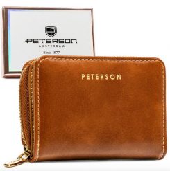 Portfel damski Peterson PTN 010-HF brązowy. Brązowe portfele damskie Peterson, ze skóry ekologicznej. Za 59.99 zł.