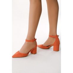 Pomarańczowe Czółenka Enrich. Brązowe czółenka damskie Born2be, bez wzorów, ze szpiczastym noskiem, bez obcasa, na słupku, bez zapięcia. Za 79.99 zł.