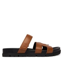 Klapki Guess. Brązowe klapki damskie Guess, z aplikacjami, bez obcasa, bez zapięcia. Za 459.99 zł.