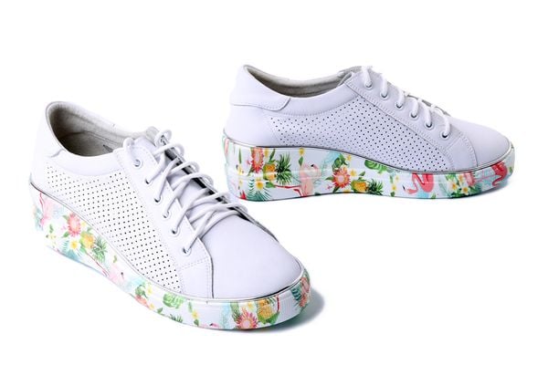 ARTIKER RELAKS 54C1807 biały, półbuty damskie. Białe półbuty damskie Artiker Relaks, na lato, bez wzorów, ze skóry, bez obcasa, na koturnie, bez zapięcia. Za 204.90 zł.