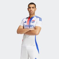 Koszulka piłkarska ADIDAS Olympique Lyonnais domowa sezon 24/25. Czerwone bluzki damskie Adidas, s, bez wzorów, sportowe, bez kołnierzyka, bez ramiączek. W wyprzedaży za 279.99 zł.