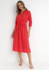 Czerwona Sukienka Rheniolea. Czerwone sukienki damskie Born2be, m, bez wzorów, eleganckie, bez kołnierzyka, bez ramiączek, midi, kopertowe. Za 84.99 zł.