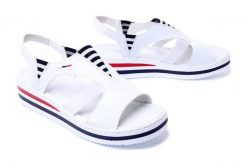 RIEKER V02Y5-80 white, sandały damskie. Białe sandały damskie Rieker, bez wzorów, bez obcasa, na koturnie, bez zapięcia. Za 255.92 zł.